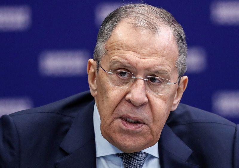 &copy; Reuters. Il ministro degli Esteri russo Sergei Lavrov durante una riunione a Mosca, Russia, 3 febbraio 2023. Yuri Kochetkov/Pool via REUTERS
