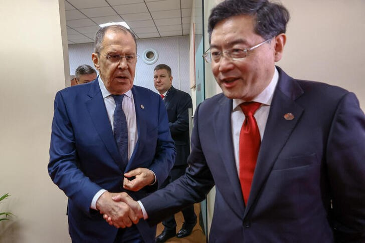 &copy; Reuters. El ministro de Relaciones Exteriores ruso, Sergei Lavrov (izq), saluda a su par chino, Qin Gang, en los márgenes de la cumbre de cancilleres del G20 en Nueva Delhi, India. 2 marzo 2023. Ministerio de Relaciones Exteriores de Rusia/Entrega vía Reuters. A