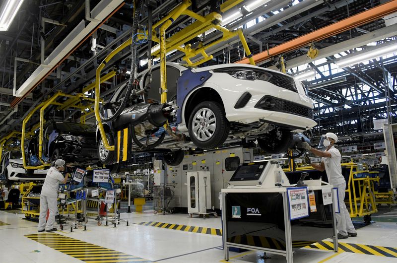 &copy; Reuters. FOTO DE ARCHIVO: Trabajadores de montaje de Fiat Chrysler Automobiles construyen un modelo Argo 2020, en medio de la propagación de la enfermedad COVID-19, en la planta de montaje en Betim