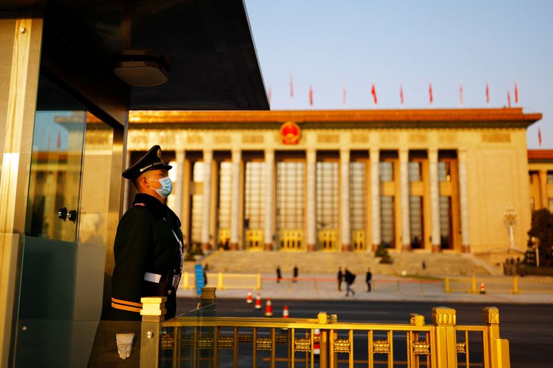 &copy; Reuters. Policial realiza vigilância em frente ao Grande Salão do Povo, em Pequim, China
08/03/2022
REUTERS/Carlos Garcia Rawlins