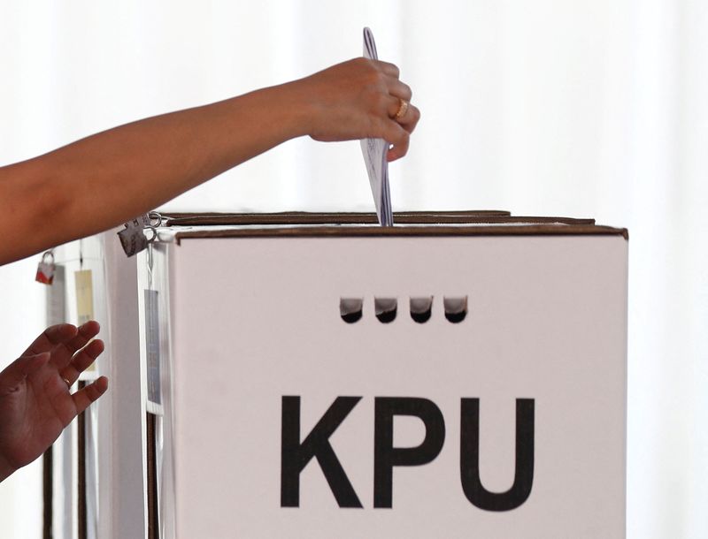 &copy; Reuters. FILE PHOTO: A voter casts a ballot during elections in Jakarta, Indonesia April 17, 2019. REUTERS/Edgar Su/File Photo