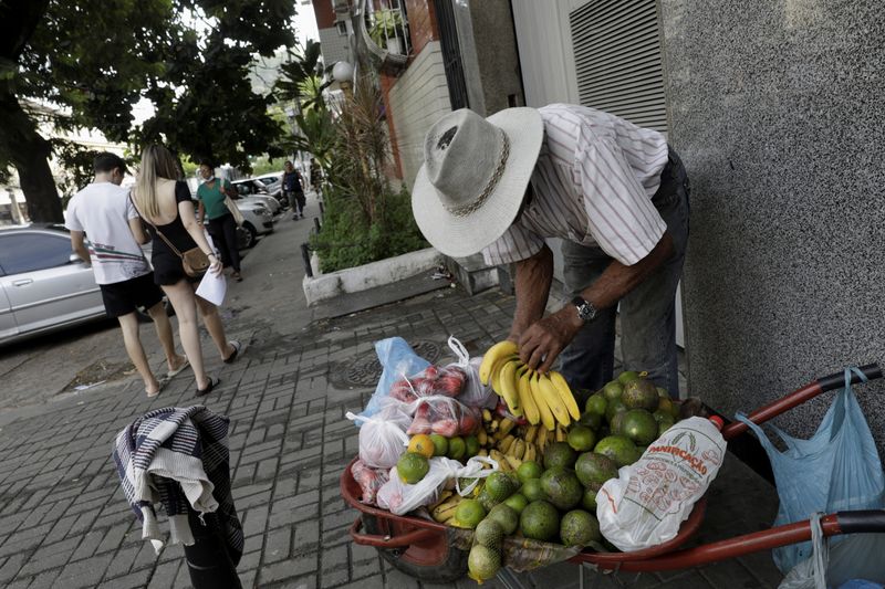 &copy; Reuters. Imagen de archivo. Un vendedor ambulante vende frutas en Río de Janeiro, Brasil 8 de abril de 2022. REUTERS/Ricardo Moraes
