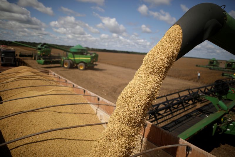 &copy; Reuters. Máquinas de colheita em Caseara, Tocantins
15/02/2018
REUTERS/Ueslei Marcelino