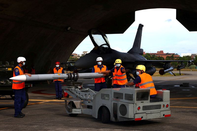 &copy; Reuters. Militares da Força Aérea de Taiwan carregam missil de fabricação norte-americana durante treinamento de prontidão para o combate na base aérea de Hualien, em Taiwan
17/08/2022 REUTERS/Ann Wang