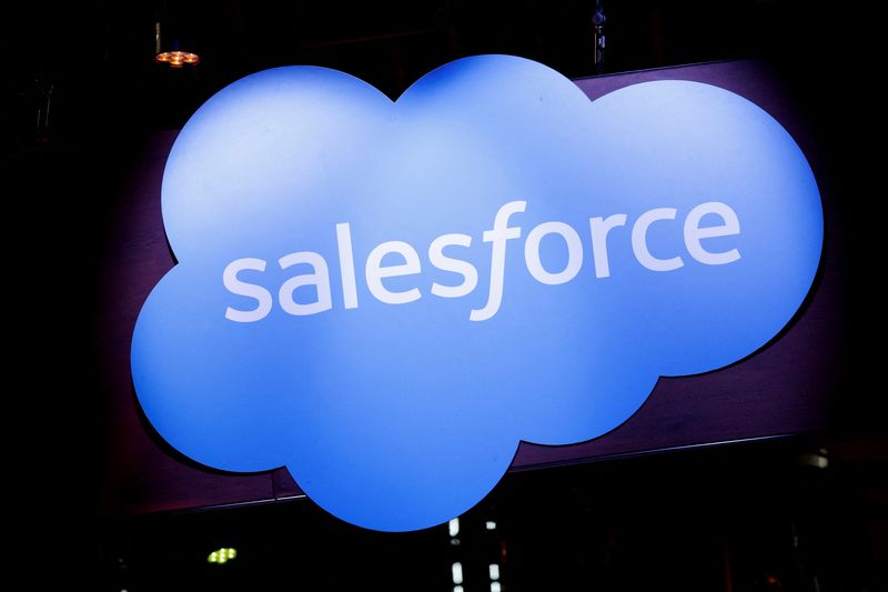 &copy; Reuters. FOTO DE ARCHIVO. Se ve un logotipo de Salesforce en su espacio de exposición, en la conferencia Viva Technology dedicada a la innovación y las nuevas empresas en el centro de exposiciones Porte de Versailles en París, Francia