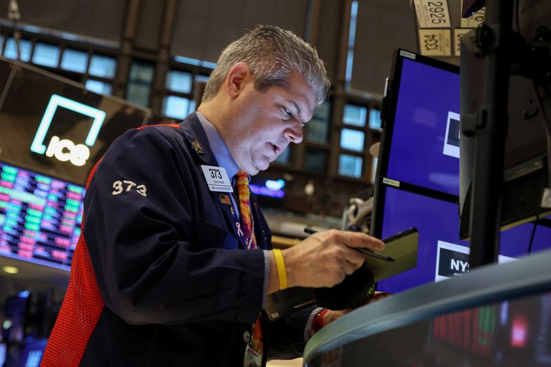 © Reuters. FILE PHOTO: A trader works on the floor of the New York Stock Exchange (NYSE) in New York City, U.S., February 17, 2023.  REUTERS/Brendan McDermid