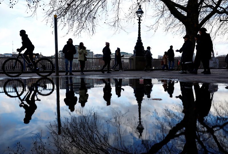 &copy; Reuters. Pessoas caminham e andam de bicicleta em Londres
29/12/2022 REUTERS/Peter Nicholls