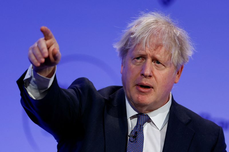 &copy; Reuters. El ex primer ministro británico Boris Johnson gesticula durante la Cumbre Global del Poder Blando en el centro QEII de Londres, Reino Unido. 2 de marzo, 2023. REUTERS/Peter Nicholls