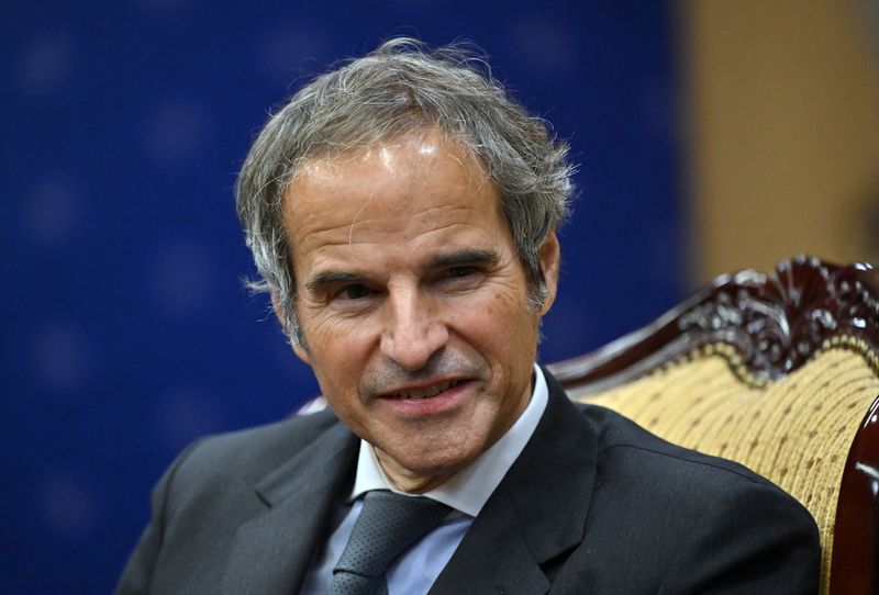 © Reuters. FOTO DE ARCHIVO: Rafael Grossi (izquierda), director general del Organismo Internacional de Energía Atómica (OIEA), habla durante una reunión con el ministro de Asuntos Exteriores de Corea del Sur, Park Jin (no en la foto), en el Ministerio de Asuntos Exteriores en Seúl, Corea del Sur, 15 de diciembre de 2022. Jung Yeon-je/Pool vía REUTERS