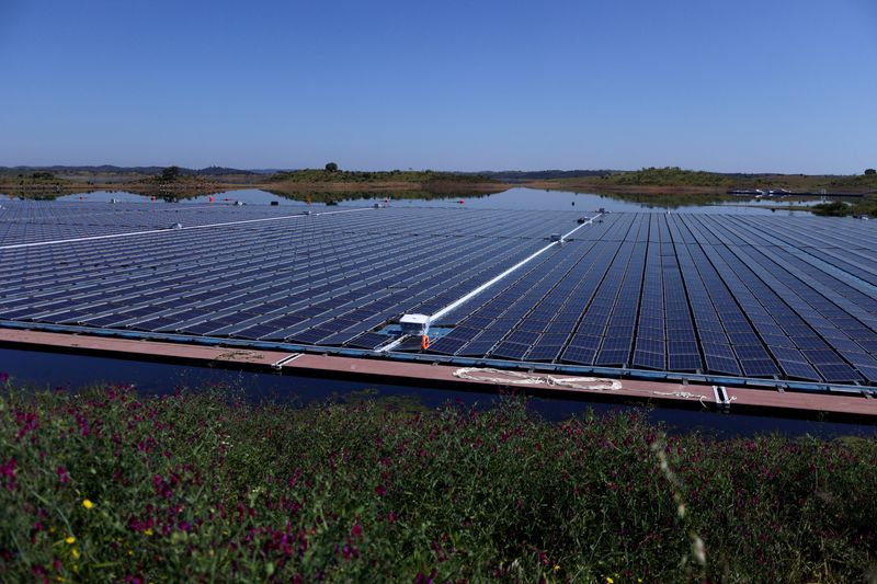 © Reuters. FILE PHOTO: General view of EDP's (Energias de Portugal) largest floating solar farm on a dam in Europe, on the surface of Alqueva dam, in Moura, Portugal, May 5, 2022. Picture taken May 5, 2022. REUTERS/Pedro Nunes/File Photo