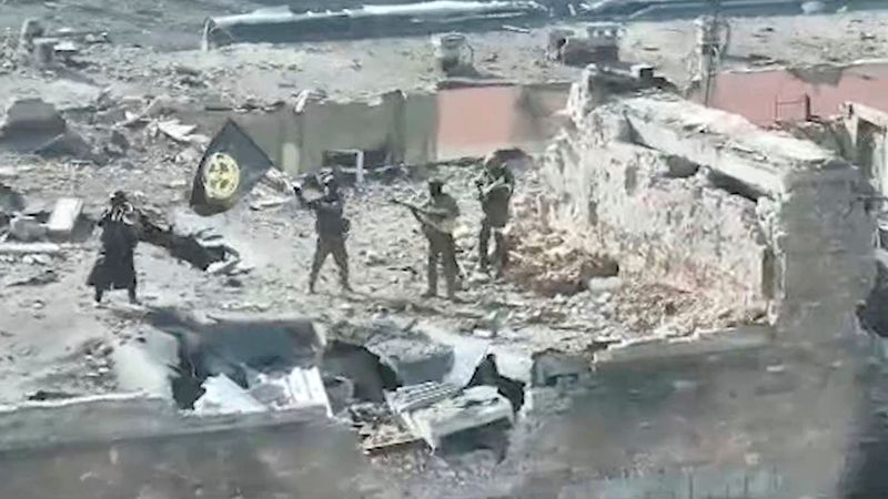 © Reuters. A still image taken from video released by founder of Russia's Wagner Group Yevgeny Prigozhin's press service, shows what it said to be Wagner fighters standing with a flag on top of a building in Bakhmut, Ukraine, in this still image taken from video released March 2, 2023. Press service of 