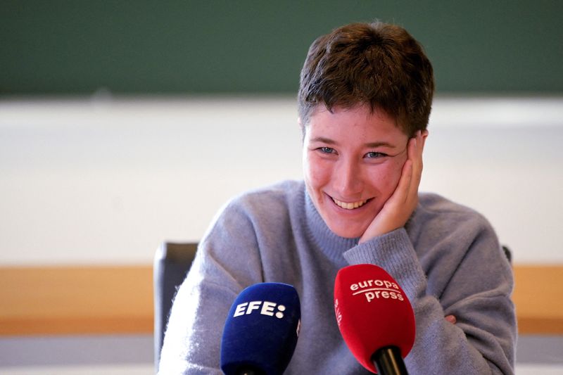 &copy; Reuters. La mochilera española Ana Baneira, de 24 años, sonríe mientras habla por primera vez con los medios tras ser liberada después de haber estado encarcelada en Irán desde noviembre, durante las protestas nacionales desatadas por la muerte bajo custodia 