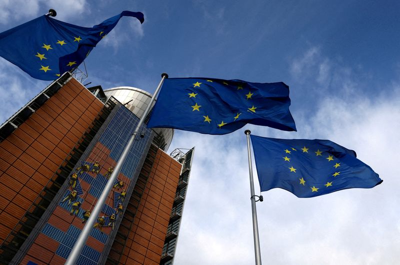 &copy; Reuters. أعلام الاتحاد الأوروبي أمام مقر مفوضية الاتحاد الأوروبي في بروكسل ببلجيكا بتاريخ الأول من فبراير شباط 2023. تصوير: إيف هيرمان - رويترز.