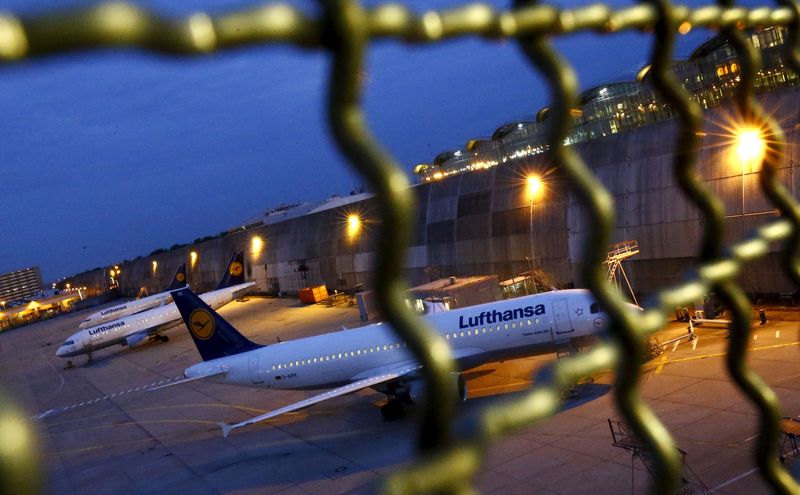 &copy; Reuters. Des avions de la compagnie aérienne allemande Lufthansa sont garés à l'aéroport de Francfort, en Allemagne. /Photo prise le 9 septembre 2015/REUTERS/Kai Pfaffenbach