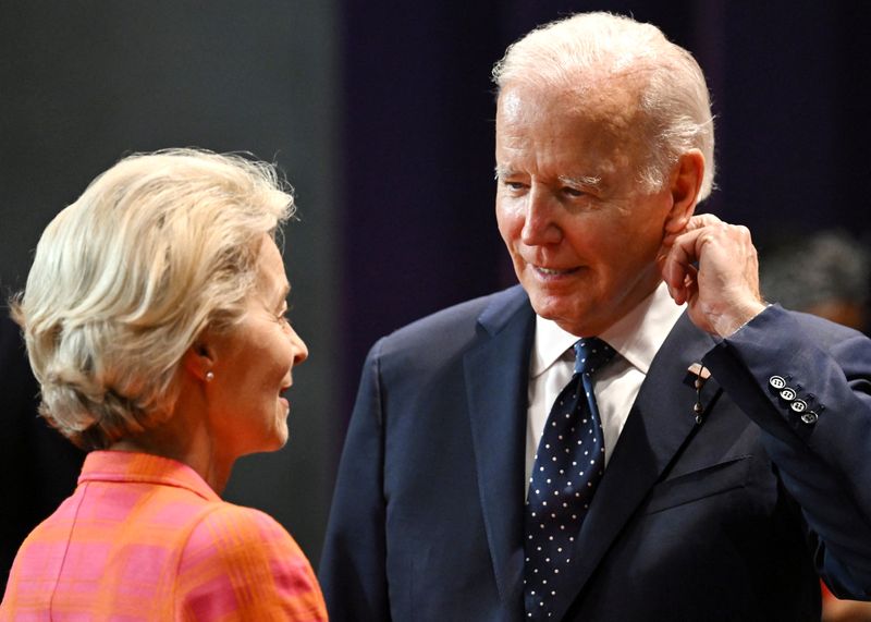 &copy; Reuters. FILE PHOTO: President of the European Commission Ursula von der Leyen speaks with U.S. President Joe Biden at the meeting of G20 leaders on November 15, 2022 in Bali, Indonesia. Leon Neal/Pool via REUTERS
