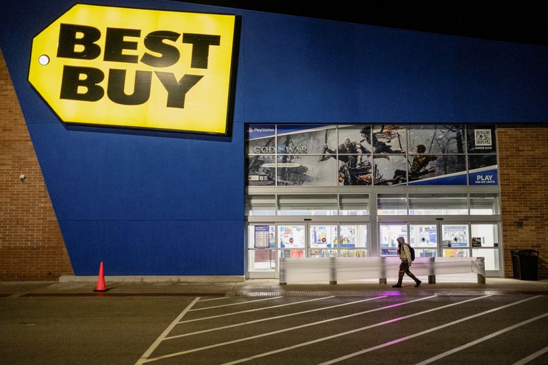 &copy; Reuters. FILE PHOTO: A person walks in front of Best Buy during Black Friday sales in Chicago, Illinois, U.S.,, November 25, 2022. REUTERS/Jim Vondruska/File Photo