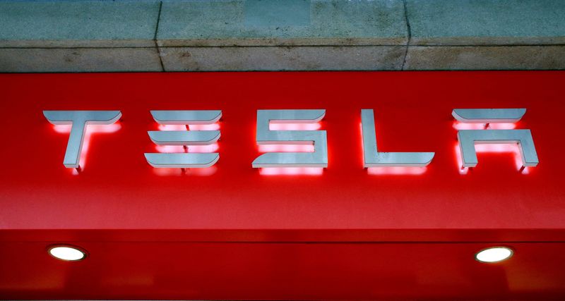 &copy; Reuters. FILE PHOTO: The logo of U.S. car manufacturer Tesla is seen in Zurich, Switzerland July 14, 2016. REUTERS/Arnd Wiegmann/File Photo