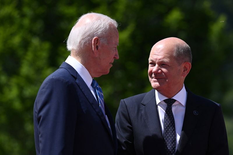 &copy; Reuters. FILE PHOTO: U.S. President Joe Biden is welcomed by Germany's Chancellor Olaf Scholz as he arrives for the start of the G7 Summit at Elmau Castle, near Garmisch-Partenkirchen, Germany June 26, 2022. Brendan Smialowski/Pool via REUTERS