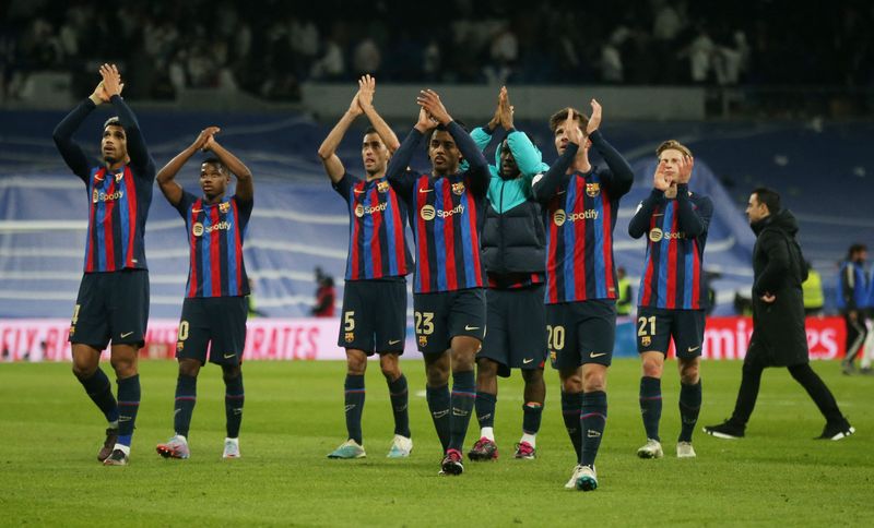 &copy; Reuters. Jogadores do Barcelona comemoram vitória sobre o Real Madrid
02/03/2023
REUTERS/Isabel Infantes