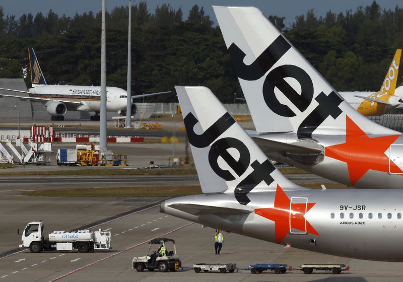 &copy; Reuters. FILE PHOTO: Budget airline Jetstar aircrafts sit on the tarmac at Singapore's Changi Airport February 6, 2014. REUTERS/Edgar Su 
