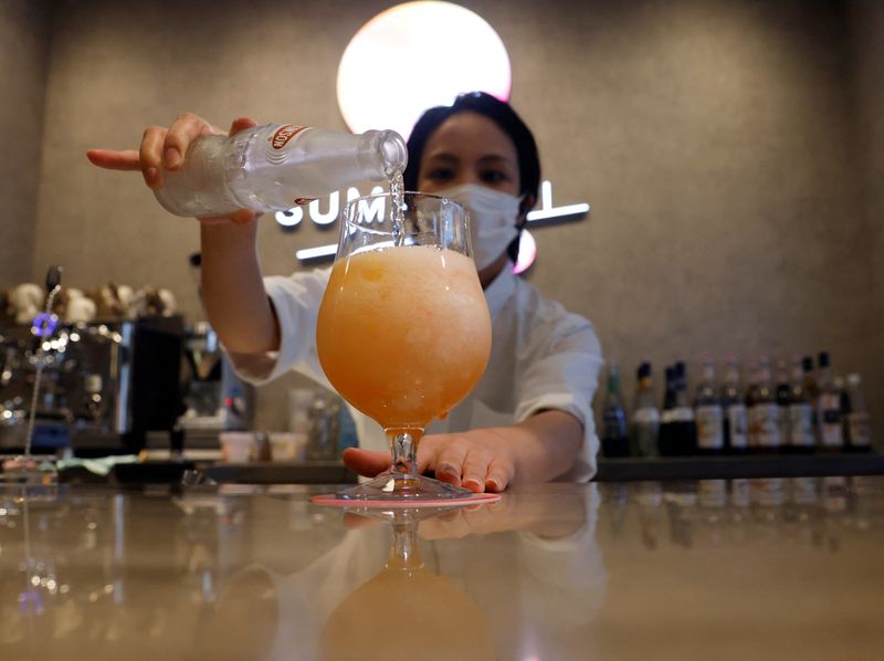 &copy; Reuters. FILE PHOTO: A staff makes a cocktail made with no alcohol during a photo opportunity at Sumadori Bar in Tokyo, Japan September 2, 2022. REUTERS/Kim Kyung-Hoon