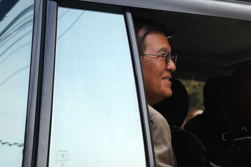 &copy; Reuters. FILE PHOTO: Cambodian opposition leader Kem Sokha waves from a vehicle as he leaves his home to attend a hearing on his treason trial in Phnom Penn, Cambodia, January 25, 2022. REUTERS/Cindy Liu