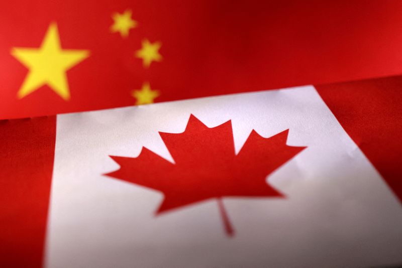 &copy; Reuters. 　カナダ議会の委員会は２日、外国による選挙への干渉を巡る疑惑について正式に調査を開始するよう政府に求める決議案を可決した。写真はカナダと中国の国旗。昨年７月撮影（２０２３