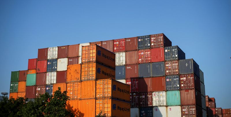 &copy; Reuters. FILE PHOTO: Piled up containers at the harbour in Hamburg, Germany, July 19, 2022. REUTERS/Cathrin Mueller