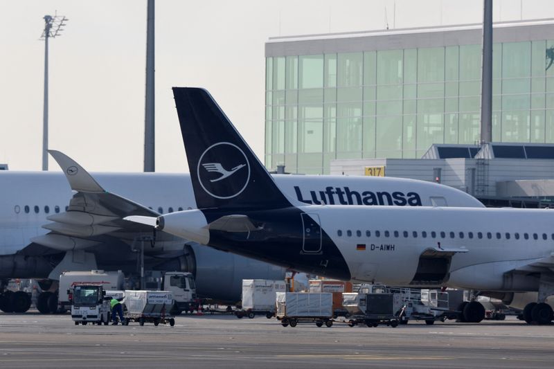 &copy; Reuters. Des avions de Lufthansa sont vus sur le tarmac la veille du jour où le syndicat VERDI a appelé les travailleurs des aéroports de Francfort, Munich, Stuttgart, Hambourg, Dortmund, Hanovre et Brême à une grève de 24 heures vendredi, à l'aéroport int