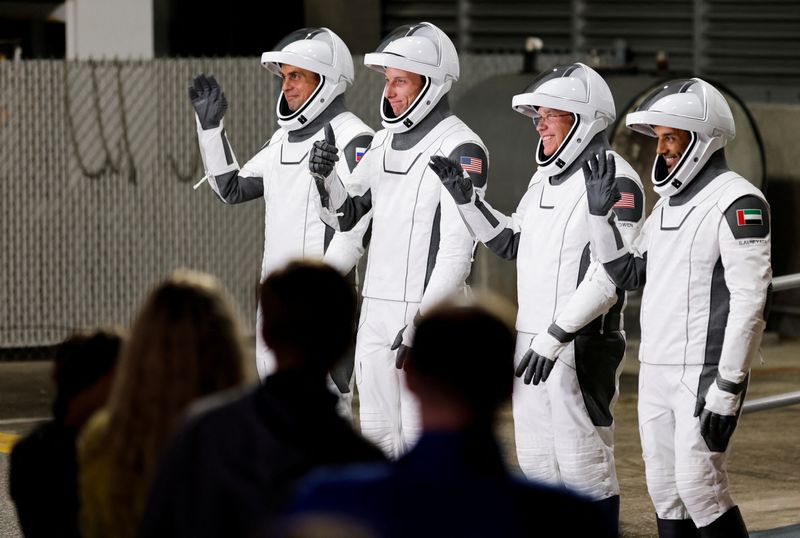 &copy; Reuters. FOTO DE ARCHIVO: La misión SpaceX Crew-6 de la NASA, que incluye a los astronautas de la NASA Stephen Bowen y Woody Hoburg, el emiratí Sultan Al-Neyadi y el cosmonauta ruso Andrey Fedyaev, hacia la plataforma de lanzamiento antes de despegar hacia la Es