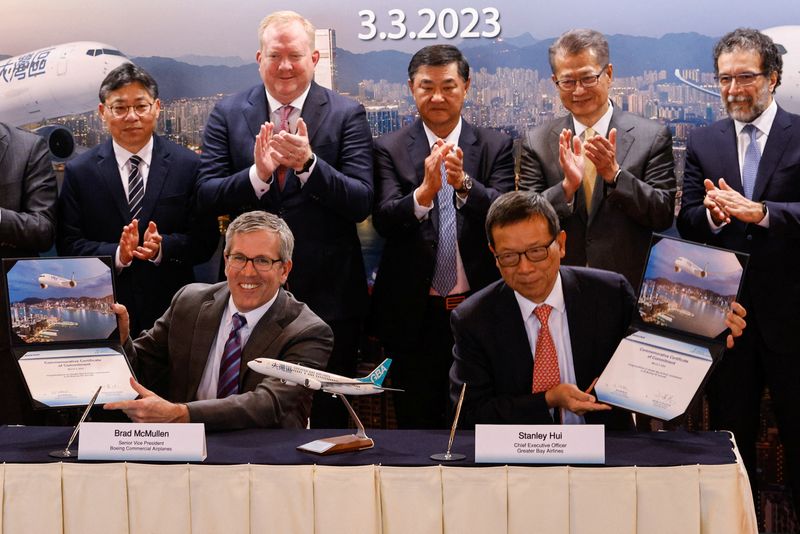 © Reuters. President and CEO of Boeing Commercial Airplanes Stan Deal, Chairman of Greater Bay Airlines Bill Wong Cho Bau, Hong Kong's Financial Secretary Paul Chan, Senior Vice President of Commercial Sales and Marketing of Boeing Brad McMullen and CEO of Greater Bay Airlines Stanley Hui attend an agreement signing ceremony in Hong Kong, China March 3, 2023. REUTERS/Tyrone Siu