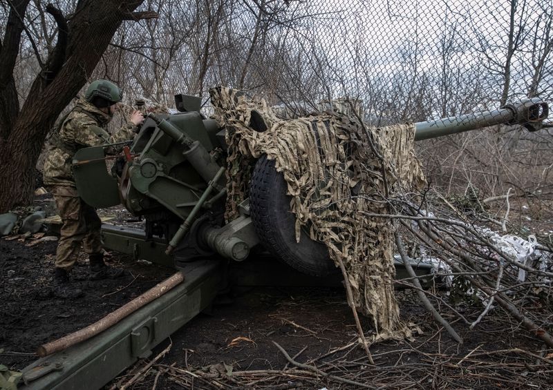 &copy; Reuters. Un miembro del servicio ucraniano se prepara para disparar desde un obús en una línea del frente, mientras continúa el ataque de Rusia contra Ucrania, cerca de la ciudad de Bajmut, región de Donetsk, Ucrania 2 de marzo de 2023.  REUTERS/Oleksandr Ratu