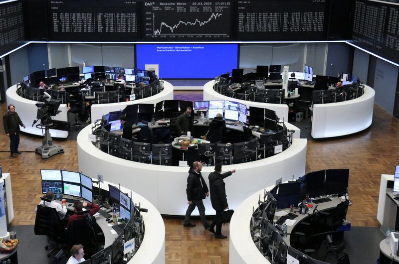 &copy; Reuters. شاشة تعرض بيانات مؤشر داكس الألماني في بورصة فرانكفورت يوم الخميس. تصوير رويترز.