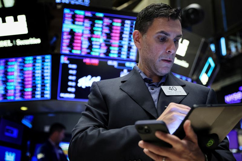 &copy; Reuters. Des traders travaillent sur le parquet de la Bourse de New York (NYSE) à New York, aux États-Unis. /Photo prise le 2 mars 2023/REUTERS/Brendan McDermid