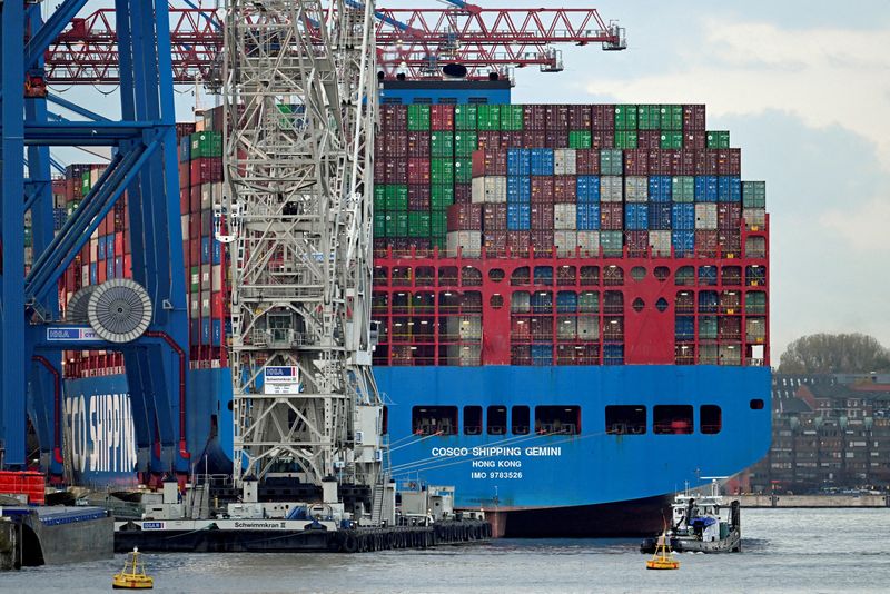 &copy; Reuters. سفينة شحن تابعة لشركة كوسكو الصينية تقوم بتحميل حاويات في ميناء هامبورج الألماني يوم 25 أكتوبر تشرين الأول 222. تصوير: فابيان بيمر – رويترز.