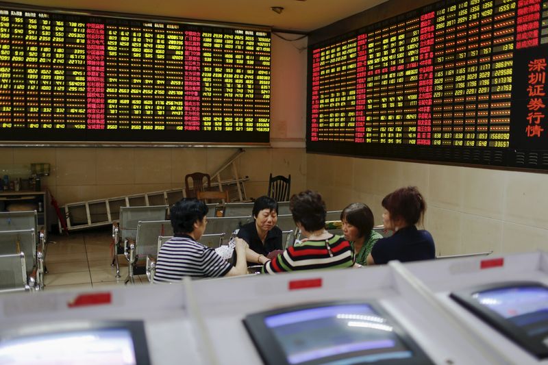 &copy; Reuters. FILE PHOTO: Investors play cards during a mid-day break at a brokerage house in Shanghai, China, July 8, 2015. REUTERS/Aly Song       