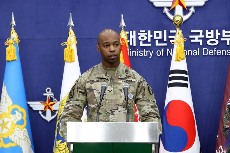 &copy; Reuters. المتحدث باسم القوات الأمريكية في كوريا الكولونيل إسحاق تايلور خلال اجتماع في سول في كوريا الجنوبية يوم الجمعة. صورة لرويترز من ممثل لوكالات