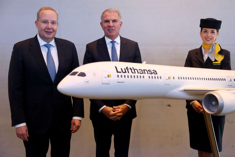 © Reuters. CEO of Lufthansa AG Carsten Spohr and CFO of Lufthansa AG Remco Steenbergen pose for a picture during the annual results news conference of Germany’s flagship airline in Frankfurt, Germany, March 3, 2023.  REUTERS/Kai Pfaffenbach