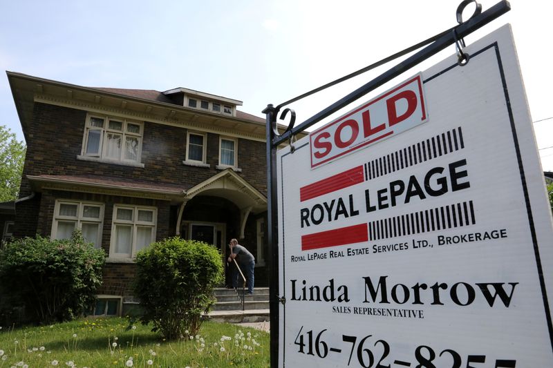 &copy; Reuters. FILE PHOTO: A realtor's for sale sign stands outside a house that had been sold in Toronto, Ontario, Canada May 20, 2021.  REUTERS/Chris Helgren