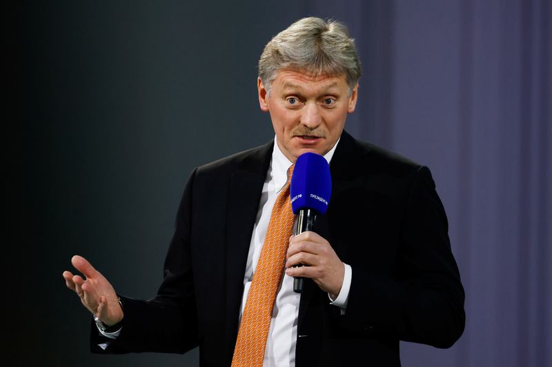 &copy; Reuters. FILE PHOTO-Kremlin spokesman Dmitry Peskov attends an annual end-of-year news conference of Russian President Vladimir Putin, in Moscow, Russia, December 23, 2021. REUTERS/Evgenia Novozhenina