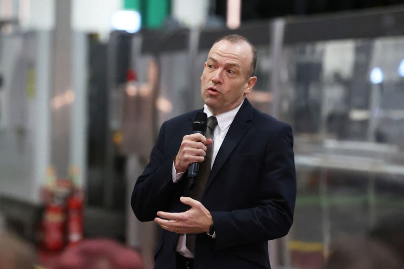 &copy; Reuters. FOTO DE ARCHIVO: El ministro británico para Irlanda del Norte, Chris Heaton-Harris, durante un encuentro con líderes empresariales locales en Lisburn, condado de Antrim, Irlanda del Norte, el 28 de febrero de 2023. Liam McBurney/Pool vía REUTERS