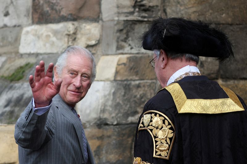 © Reuters. FILE PHOTO: King Charles waves during a visit to Micklegate bar in York, Britain November 9, 2022. REUTERS/Russell Cheyne/File Photo
