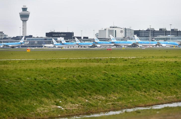 &copy; Reuters. Imagen de archivo de aviones de KLM alineados en la pista del aeropuerto Schiphol de Ámsterdam, Holanda. 2 abril 2020. REUTERS/Piroschka van de Wouw