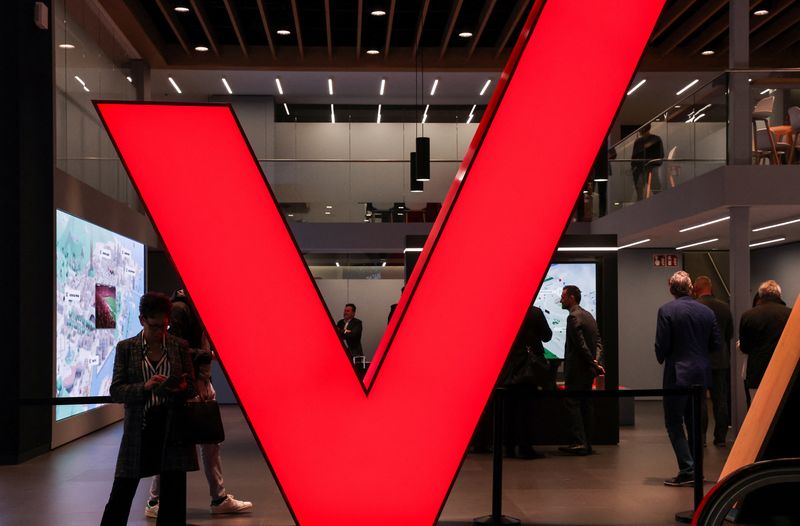 &copy; Reuters. FILE PHOTO: People visit the Verizon stand at the Mobile World Congress (MWC) in Barcelona, Spain February 27, 2023. REUTERS/Nacho Doce