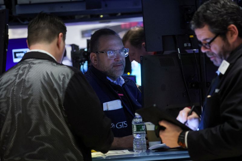 &copy; Reuters. Des traders travaillent sur le parquet de la Bourse de New York (NYSE) à New York, aux États-Unis. /Photo prise le 2 mars 2023/REUTERS/Brendan McDermid