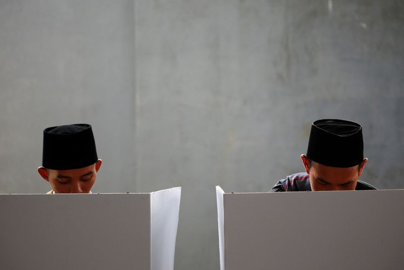 &copy; Reuters. ناخبون إندونيسيون يدلون بأصواتهم في مركز اقتراع غربي جاوا في صورة من أرشيف رويترز.