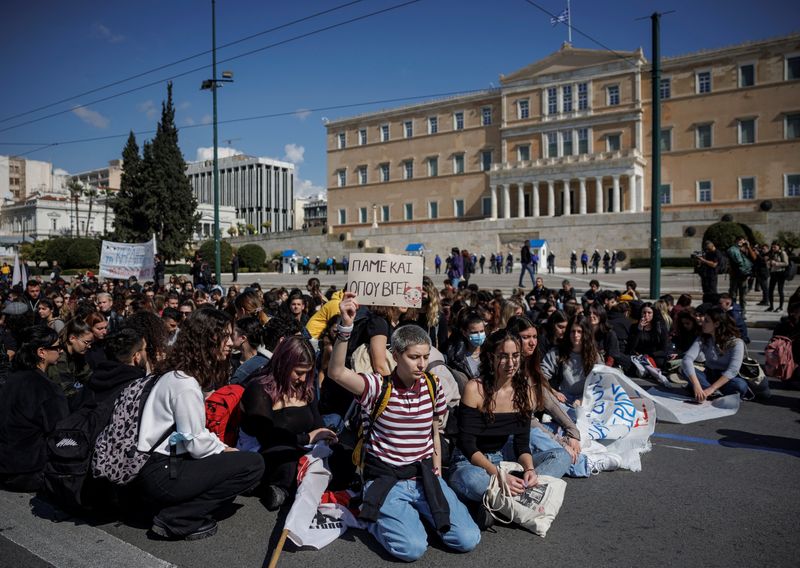 &copy; Reuters. Manifestantes participam de protesto em Atenas após acidente de trem próximo à cidade de Larissa, na Grécia
03/03/2023
REUTERS/Alkis Konstantinidis