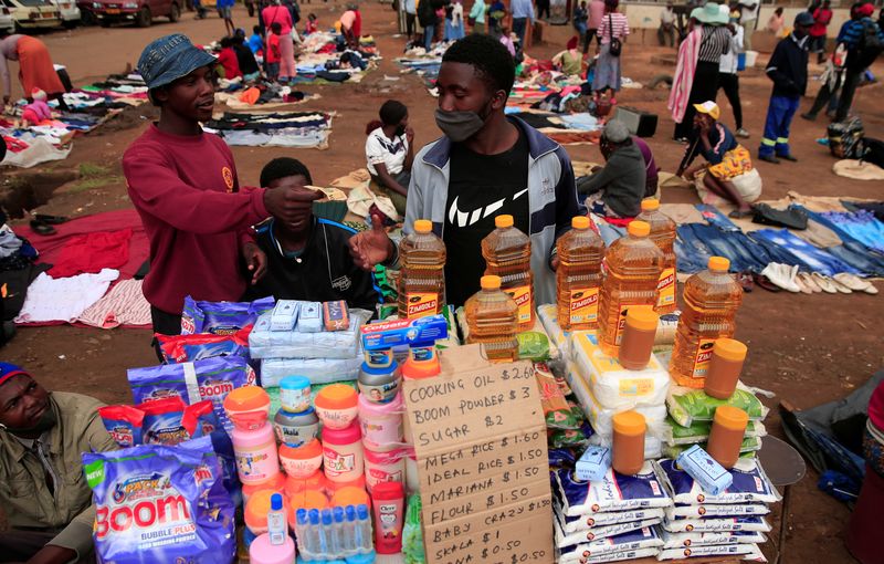 &copy; Reuters. FILE PHOTO: A man buys cooking oil at a market in Harare, Zimbabwe, November 26, 2020. REUTERS/Philimon Bulawayo