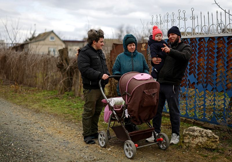 &copy; Reuters. Oleksiy Markelov e Natalia Lukina com sua bebê Kateryna, nascida durante a ocupação russa da Ucrânia
21/02/2023
REUTERS/Lisi Niesner