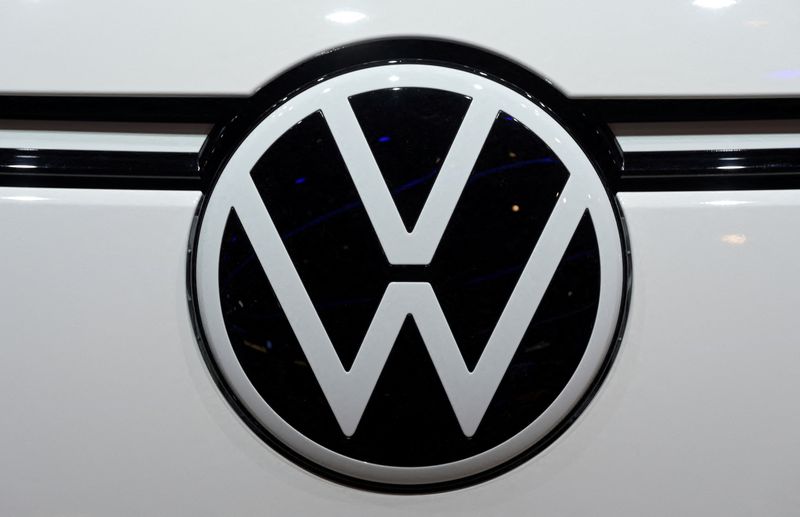 &copy; Reuters. FILE PHOTO: The logo of carmaker Volkswagen Commercial Vehicles is pictured at the IAA Transportation fair, which will open its doors to the public on September 20, 2022, in Hanover, Germany, September 19, 2022. REUTERS/Fabian Bimmer/File Photo